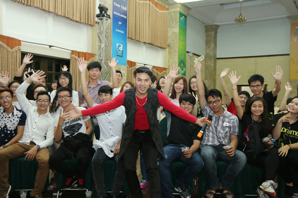 Ca[-]sĩ[-]A[-]Tuân[-]cháy[-]hết[-]mình[-]trong[-]đêm[-]Chung[-]kết[-]cuộc[-]thi[-]Golden[-]Rhythm[-]2015